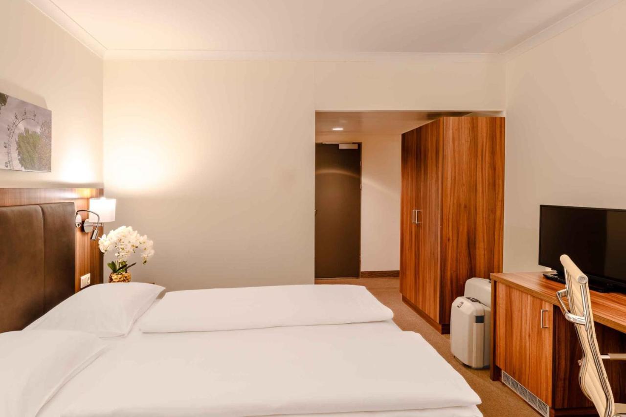 Plaza Premium 4* Wien